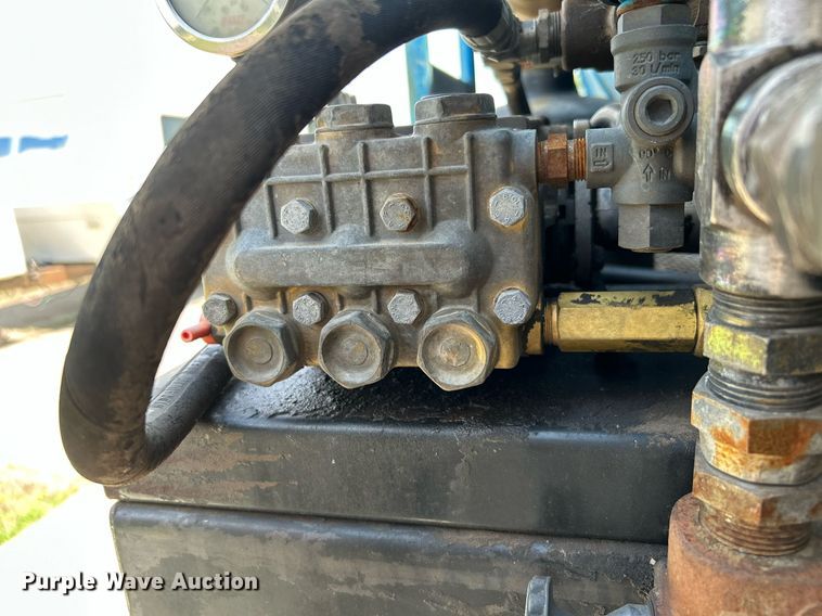 image for item DI7866 1998 Ford AT9522  vacuum truck