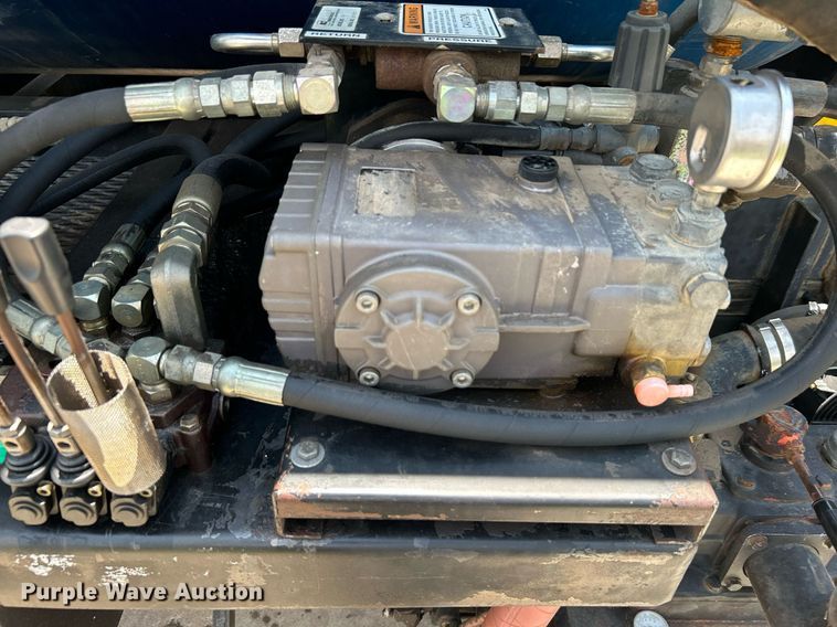 image for item DI7866 1998 Ford AT9522  vacuum truck