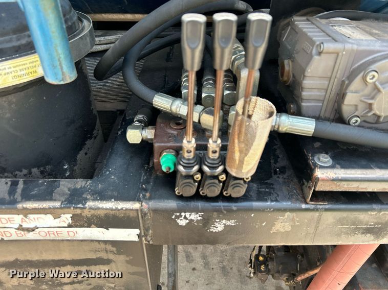 image for item DI7866 1998 Ford AT9522  vacuum truck