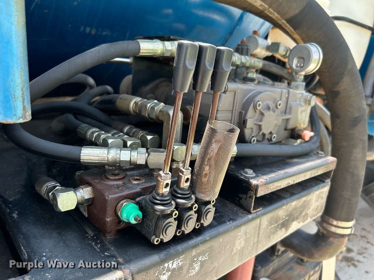 image for item DI7866 1998 Ford AT9522  vacuum truck