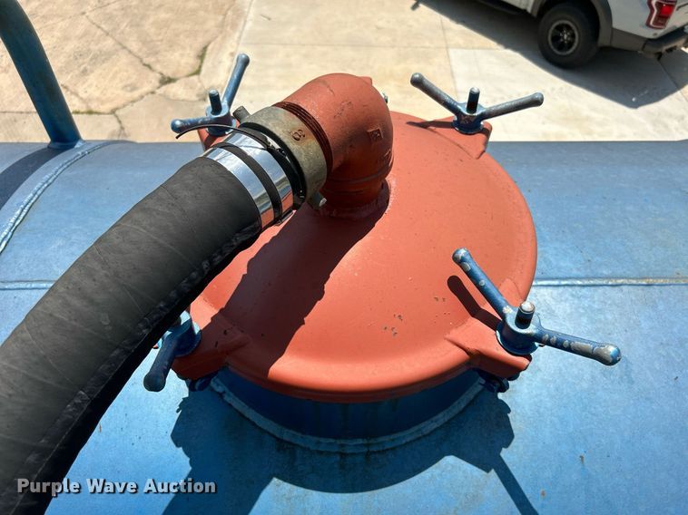 image for item DI7866 1998 Ford AT9522  vacuum truck