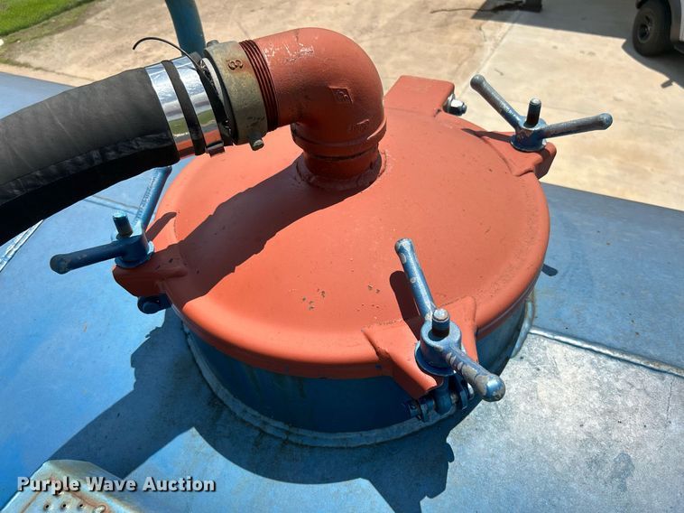 image for item DI7866 1998 Ford AT9522  vacuum truck