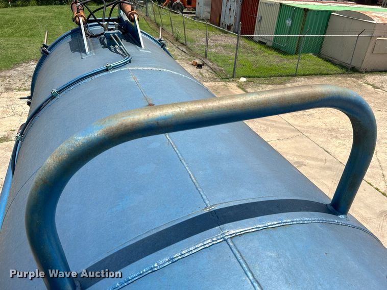 image for item DI7866 1998 Ford AT9522  vacuum truck