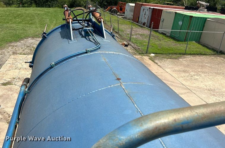 image for item DI7866 1998 Ford AT9522  vacuum truck