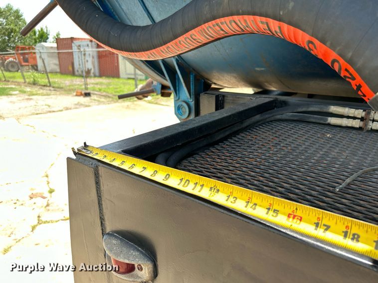 image for item DI7866 1998 Ford AT9522  vacuum truck