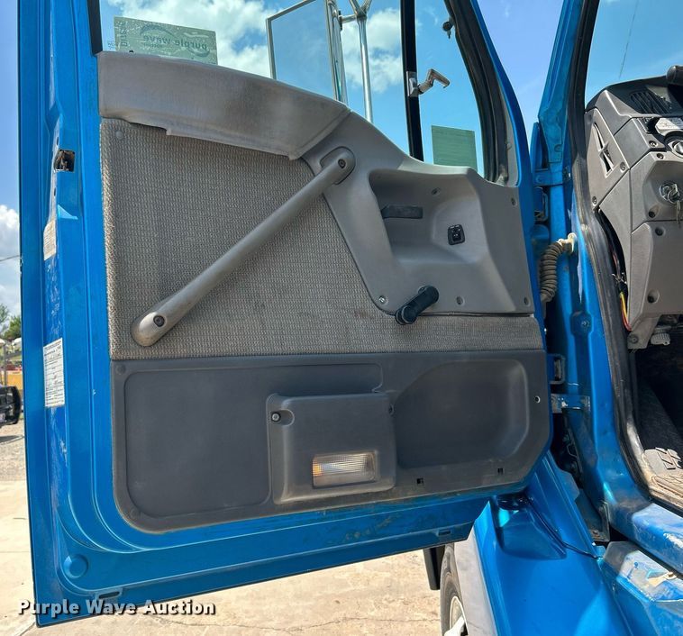 image for item DI7866 1998 Ford AT9522  vacuum truck