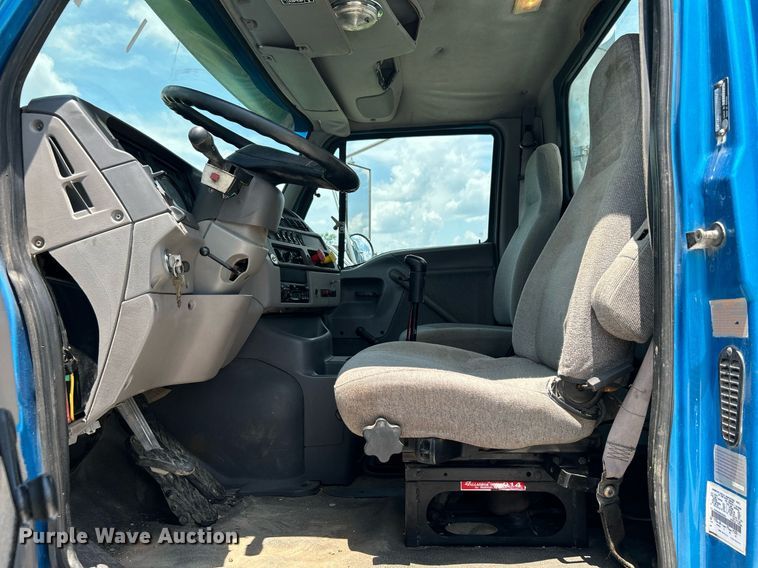 image for item DI7866 1998 Ford AT9522  vacuum truck