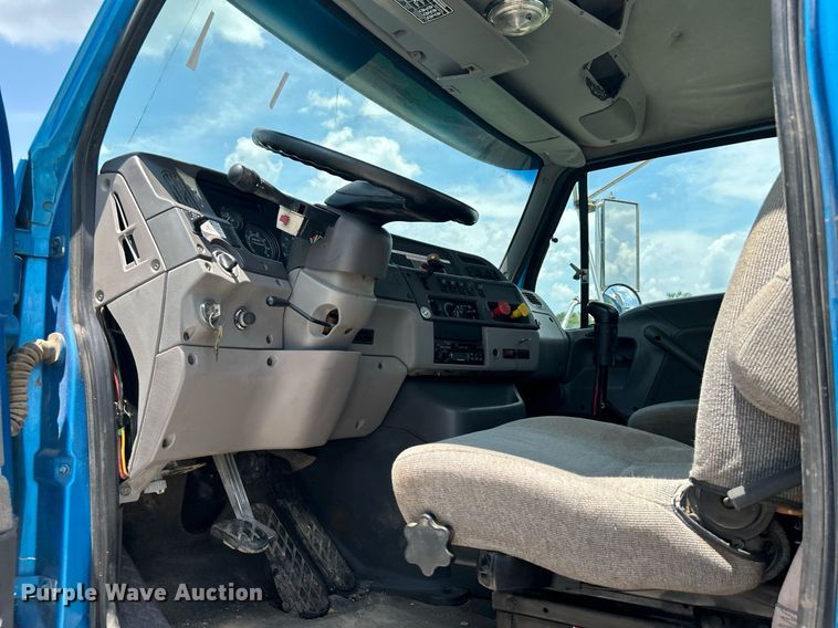 image for item DI7866 1998 Ford AT9522  vacuum truck