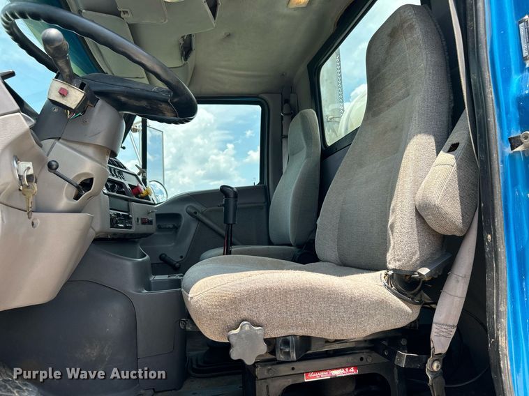 image for item DI7866 1998 Ford AT9522  vacuum truck