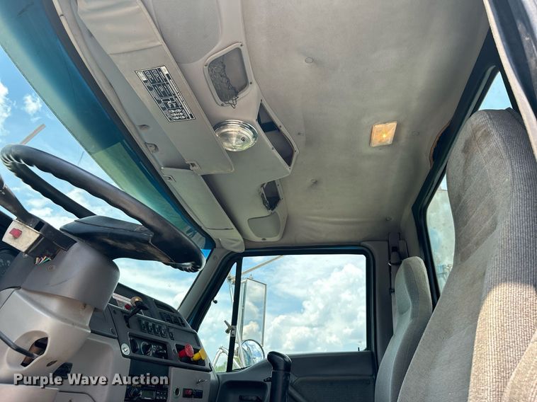 image for item DI7866 1998 Ford AT9522  vacuum truck