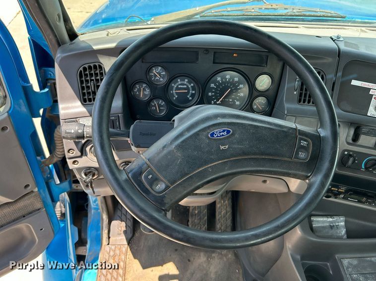 image for item DI7866 1998 Ford AT9522  vacuum truck