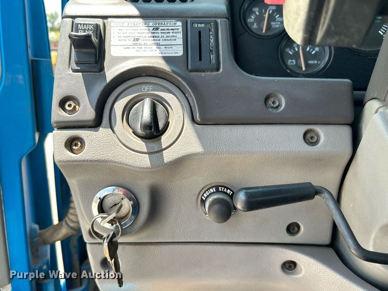 image for item DI7866 1998 Ford AT9522  vacuum truck