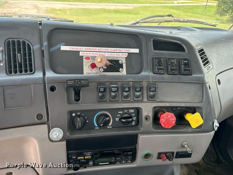 image for item DI7866 1998 Ford AT9522  vacuum truck