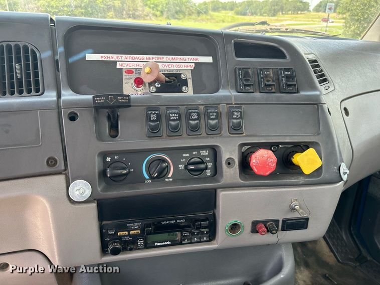 image for item DI7866 1998 Ford AT9522  vacuum truck