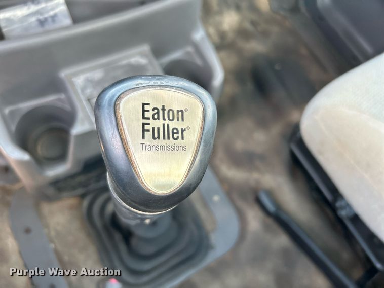 image for item DI7866 1998 Ford AT9522  vacuum truck