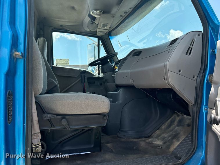 image for item DI7866 1998 Ford AT9522  vacuum truck