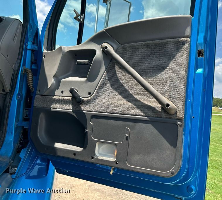 image for item DI7866 1998 Ford AT9522  vacuum truck