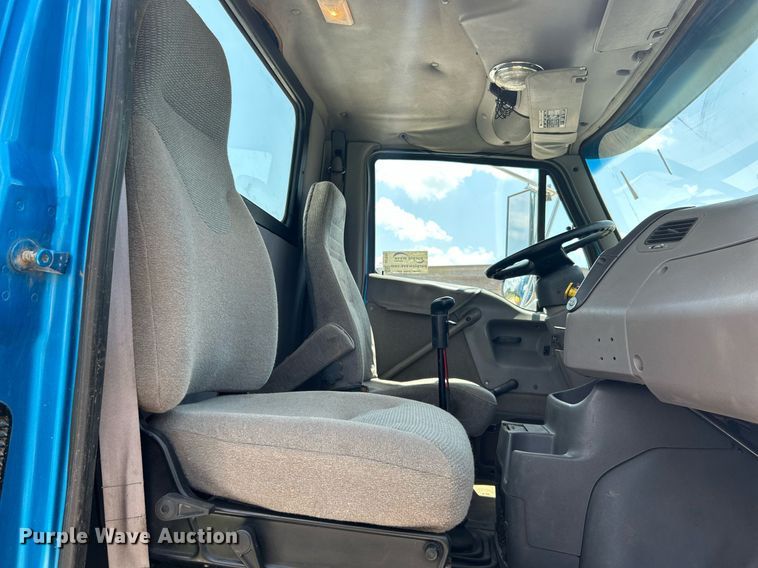 image for item DI7866 1998 Ford AT9522  vacuum truck