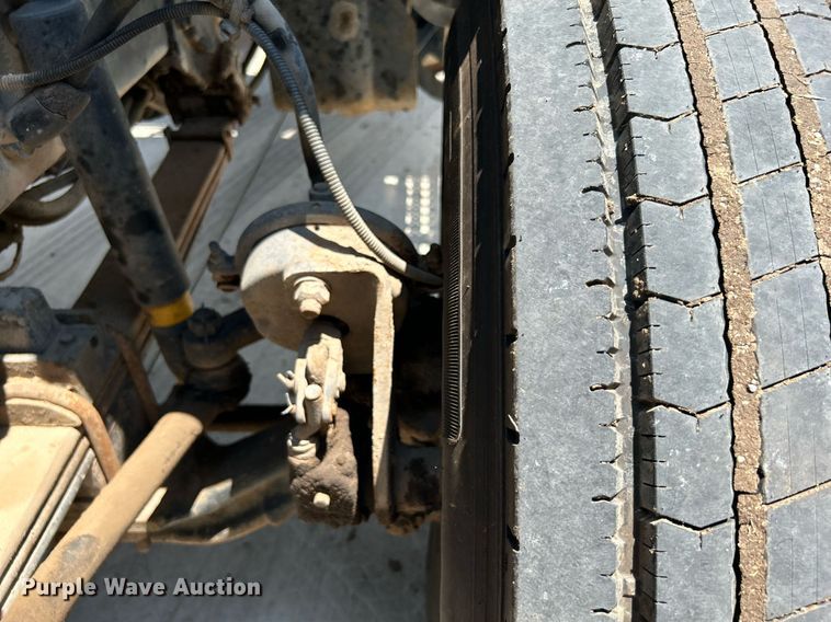 image for item DI7866 1998 Ford AT9522  vacuum truck