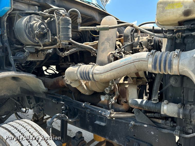 image for item DI7866 1998 Ford AT9522  vacuum truck