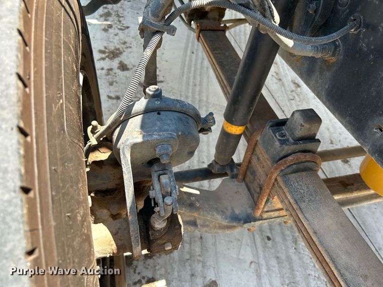 image for item DI7866 1998 Ford AT9522  vacuum truck