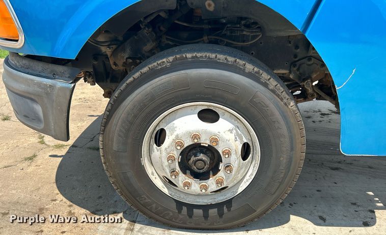 image for item DI7866 1998 Ford AT9522  vacuum truck