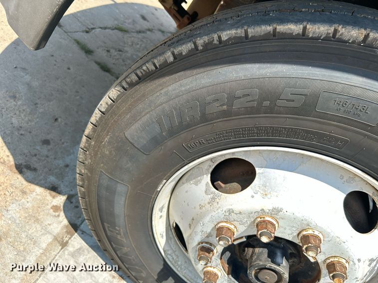 image for item DI7866 1998 Ford AT9522  vacuum truck