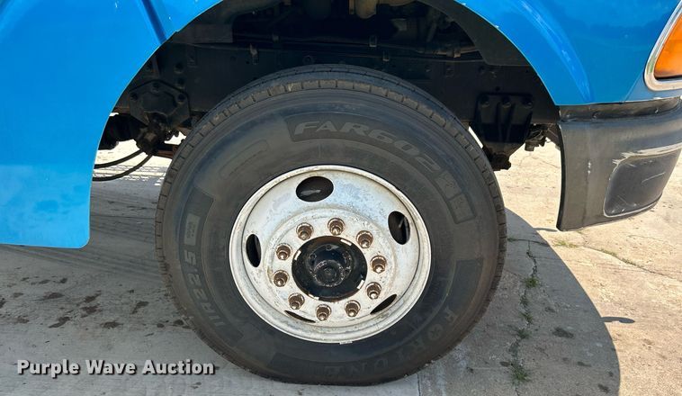 image for item DI7866 1998 Ford AT9522  vacuum truck