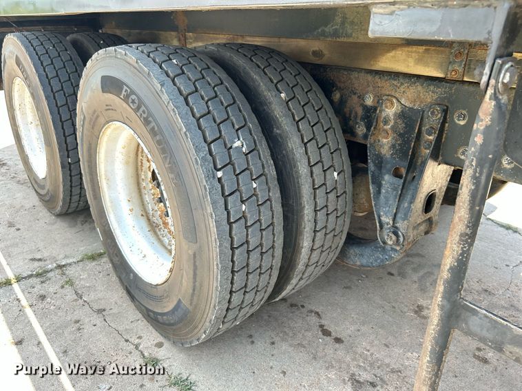 image for item DI7866 1998 Ford AT9522  vacuum truck