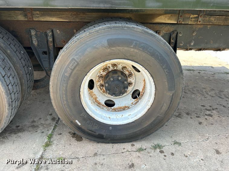 image for item DI7866 1998 Ford AT9522  vacuum truck