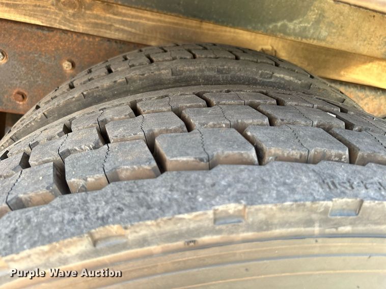 image for item DI7866 1998 Ford AT9522  vacuum truck