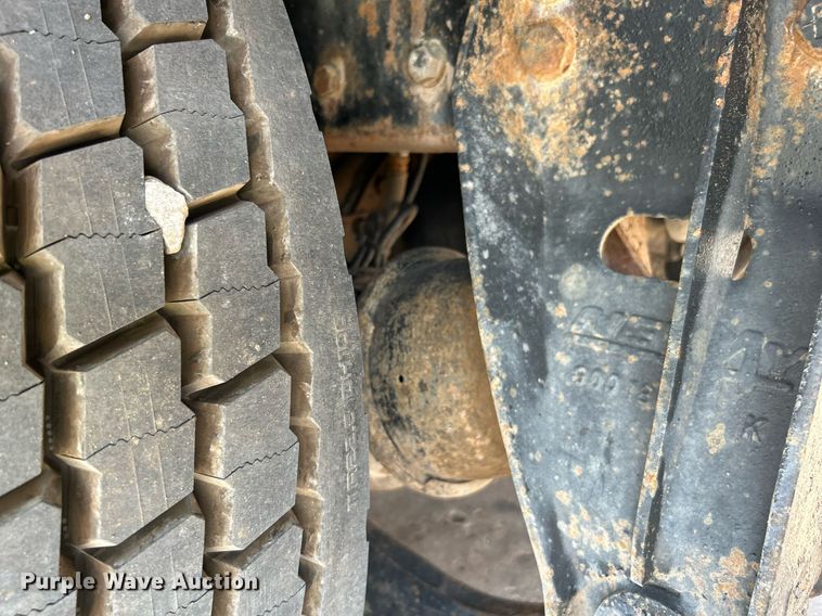 image for item DI7866 1998 Ford AT9522  vacuum truck