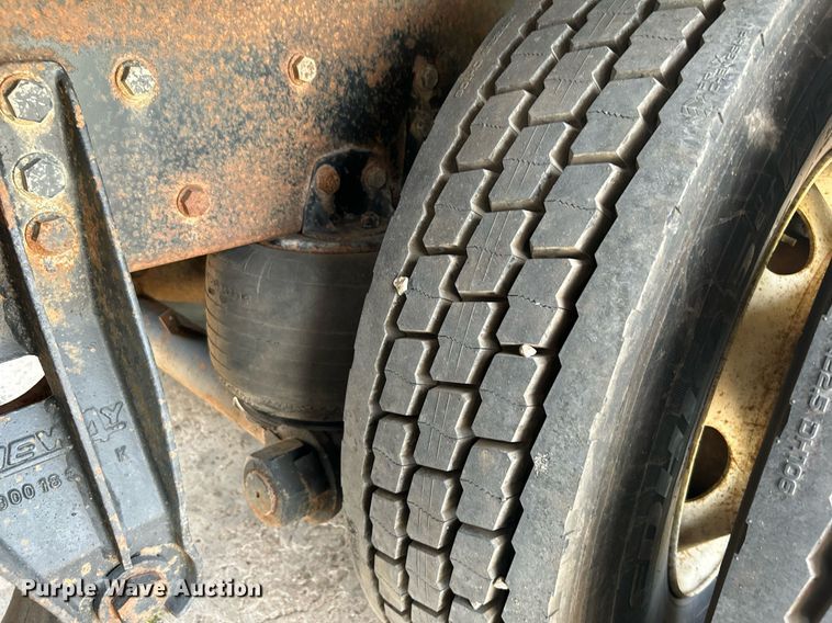 image for item DI7866 1998 Ford AT9522  vacuum truck