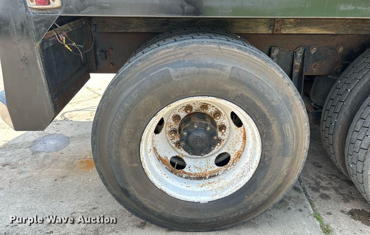 image for item DI7866 1998 Ford AT9522  vacuum truck