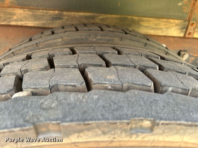 image for item DI7866 1998 Ford AT9522  vacuum truck