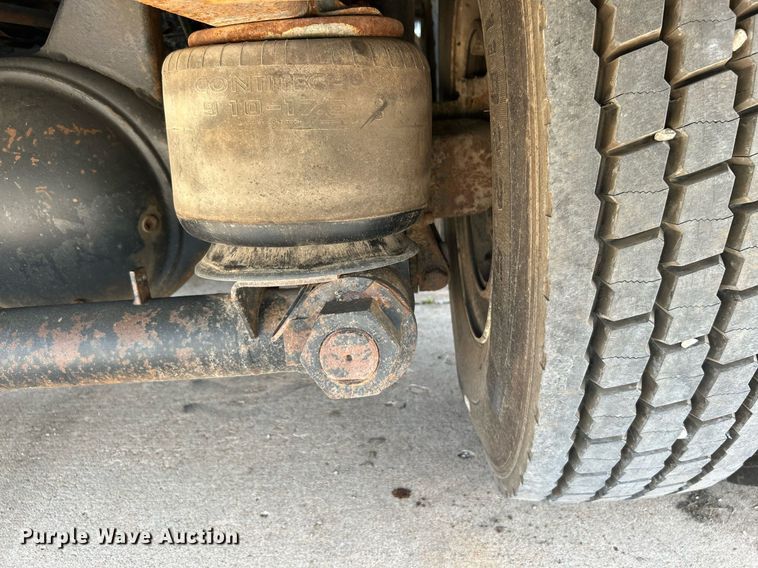 image for item DI7866 1998 Ford AT9522  vacuum truck