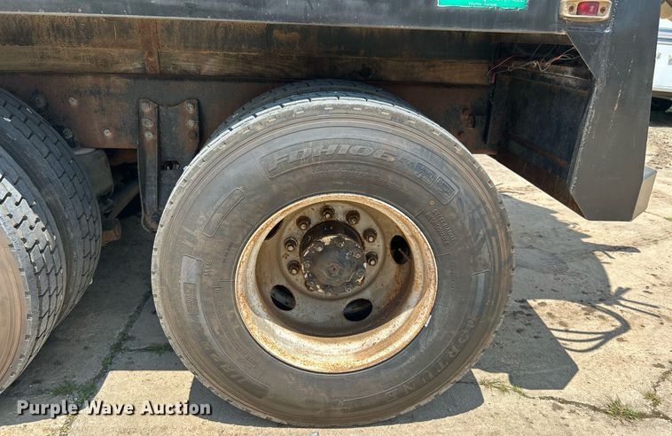 image for item DI7866 1998 Ford AT9522  vacuum truck