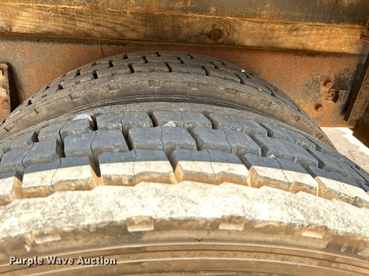 image for item DI7866 1998 Ford AT9522  vacuum truck