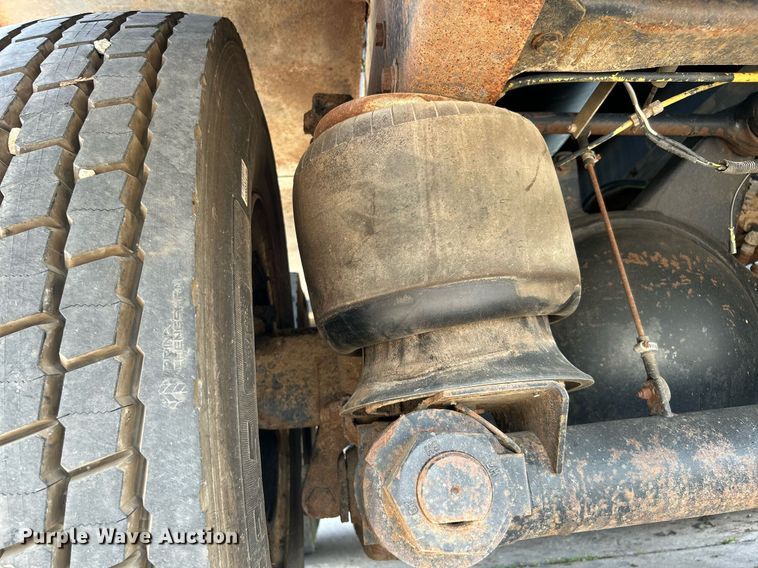 image for item DI7866 1998 Ford AT9522  vacuum truck