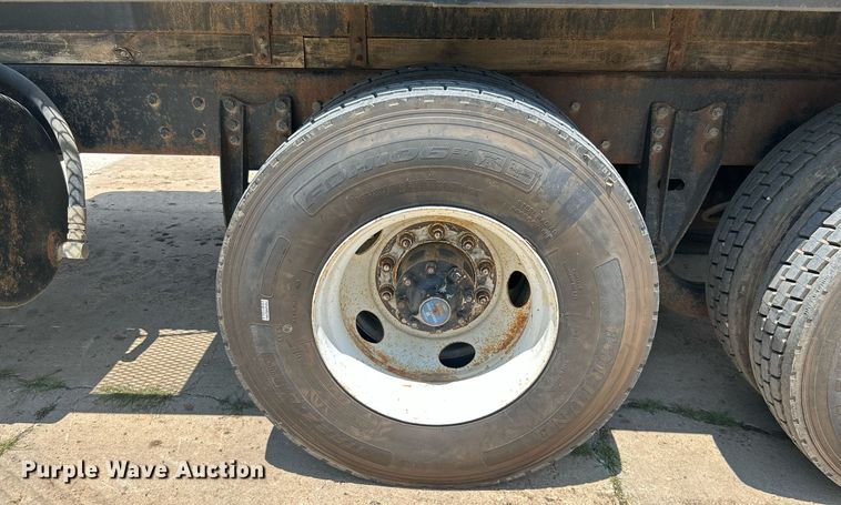 image for item DI7866 1998 Ford AT9522  vacuum truck