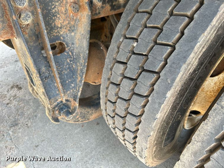 image for item DI7866 1998 Ford AT9522  vacuum truck