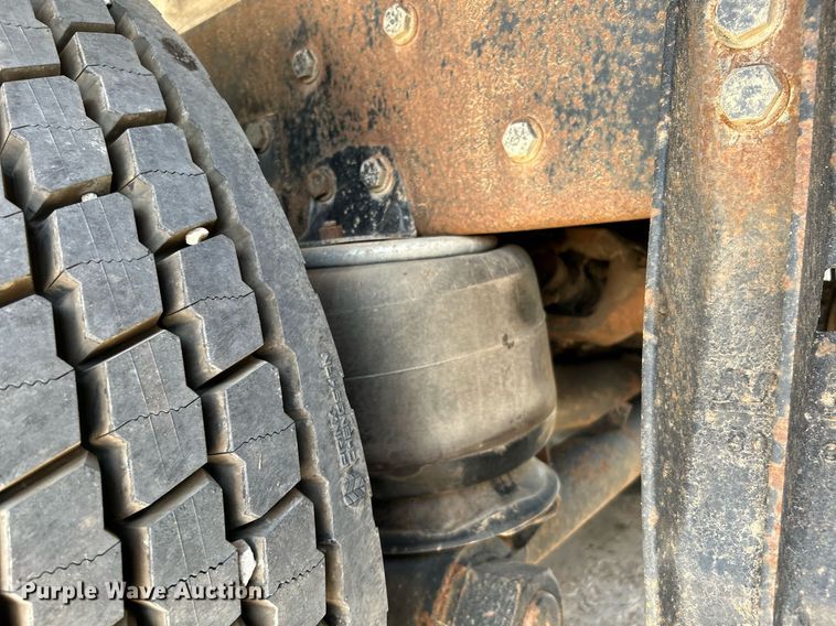 image for item DI7866 1998 Ford AT9522  vacuum truck