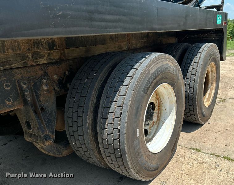 image for item DI7866 1998 Ford AT9522  vacuum truck