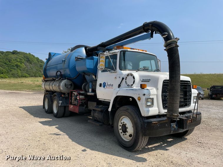 image for item DL3798 1995 Ford LNT8000  vacuum truck