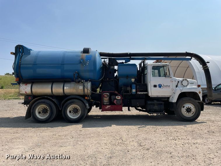 image for item DL3798 1995 Ford LNT8000  vacuum truck