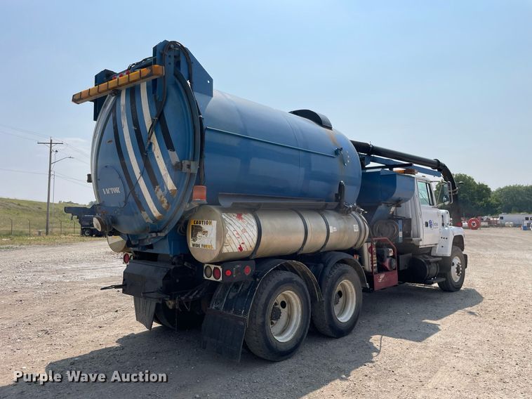 image for item DL3798 1995 Ford LNT8000  vacuum truck