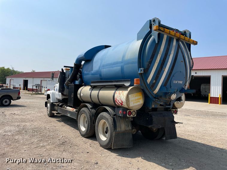 image for item DL3798 1995 Ford LNT8000  vacuum truck