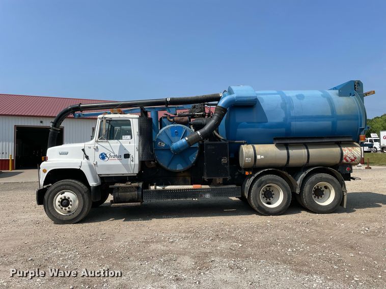 image for item DL3798 1995 Ford LNT8000  vacuum truck