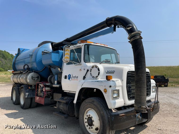 image for item DL3798 1995 Ford LNT8000  vacuum truck