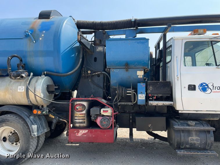 image for item DL3798 1995 Ford LNT8000  vacuum truck